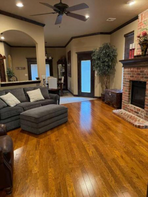 Oxford House - Pet Loving, Fenced, Garage, near I-35, UCO, OCU, Lazy E, OKC with 3 comfortable beds!